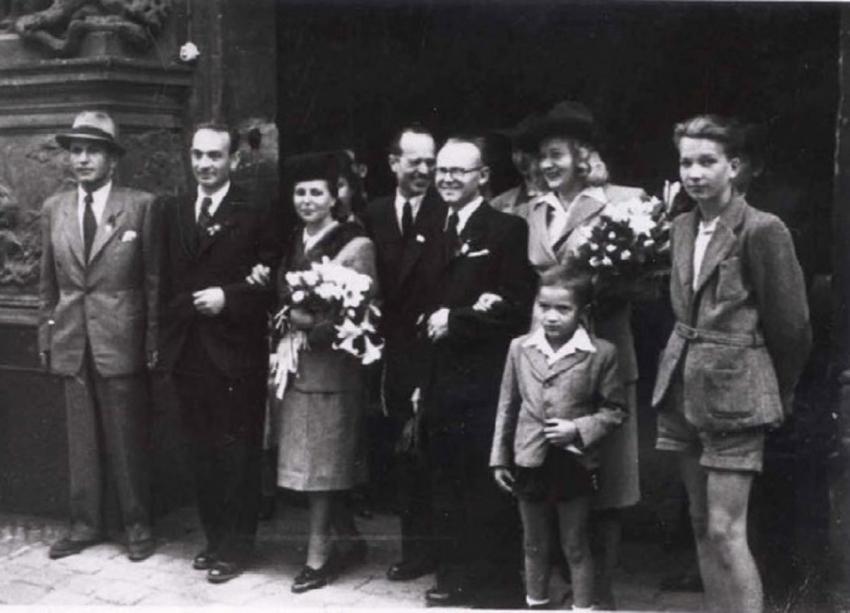 קרלה וייס ב.1945- הילד המצולם בתמונה הוא יתום שקרלה הצילה בראוונסבריק